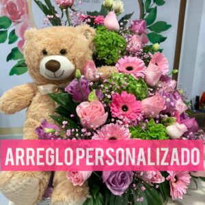 Arreglo floral con peluche chia