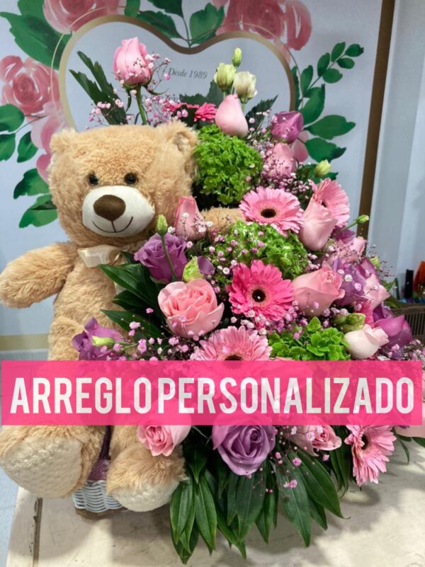 Arreglo floral con peluche chia