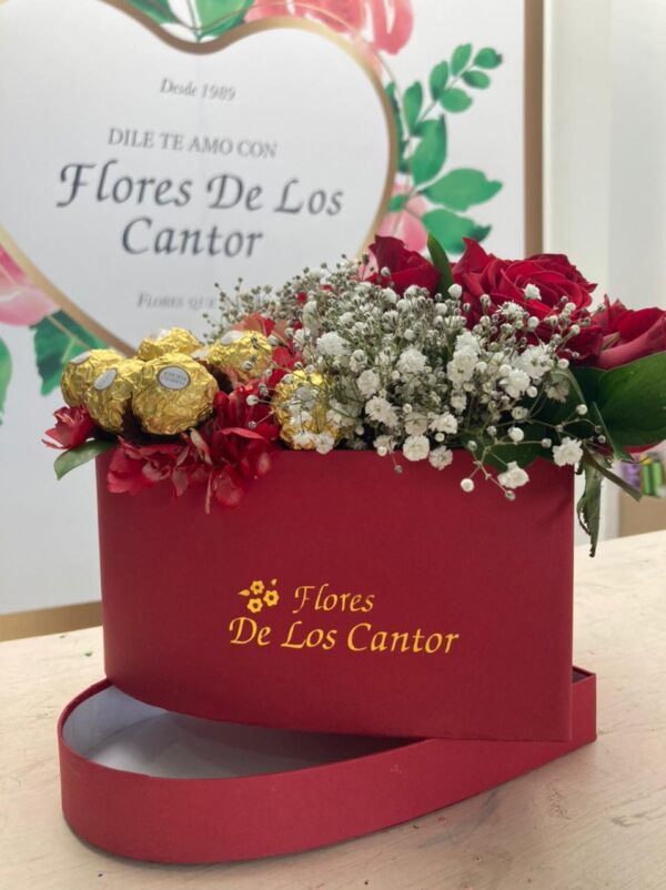 caja de corazon elaborada con rosas y chocolates