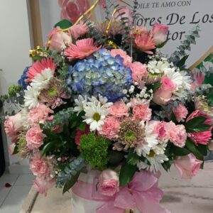 Arreglo de flores en barril grande